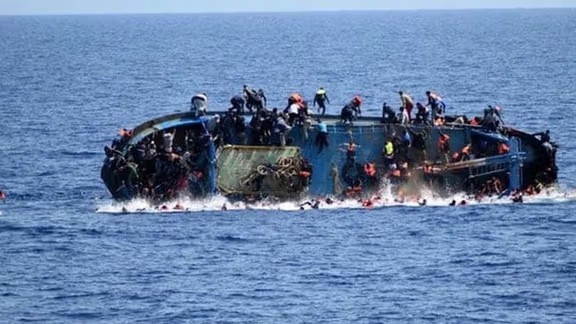 د لیبیا په سمندر کې د یوې کښتۍ د ډوبېدو له امله ۴۲ کډوال تري تم دي