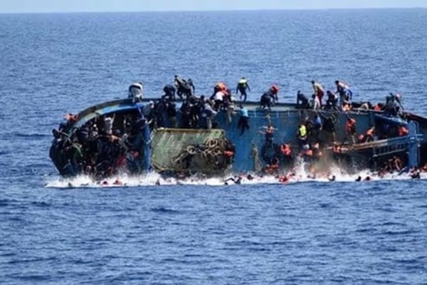 د لیبیا په سمندر کې د یوې کښتۍ د ډوبېدو له امله ۴۲ کډوال تري تم دي