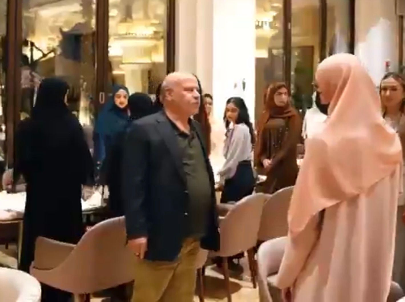 په دوبۍ کې ۵۰ افغان محصلې نجونې؛ میرویس عزیزي د ملاتړ ډاډ ورکړی 