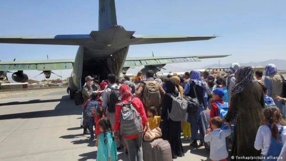 په افغانستان د طالبانو واکمني او له هېواده د کارپوهه کادرونو تېښته