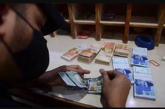 رئیس اتحادیه صرافان پاکستان: قاچاق دالر به افغانستان اقتصاد پاکستان را تضعیف میکند