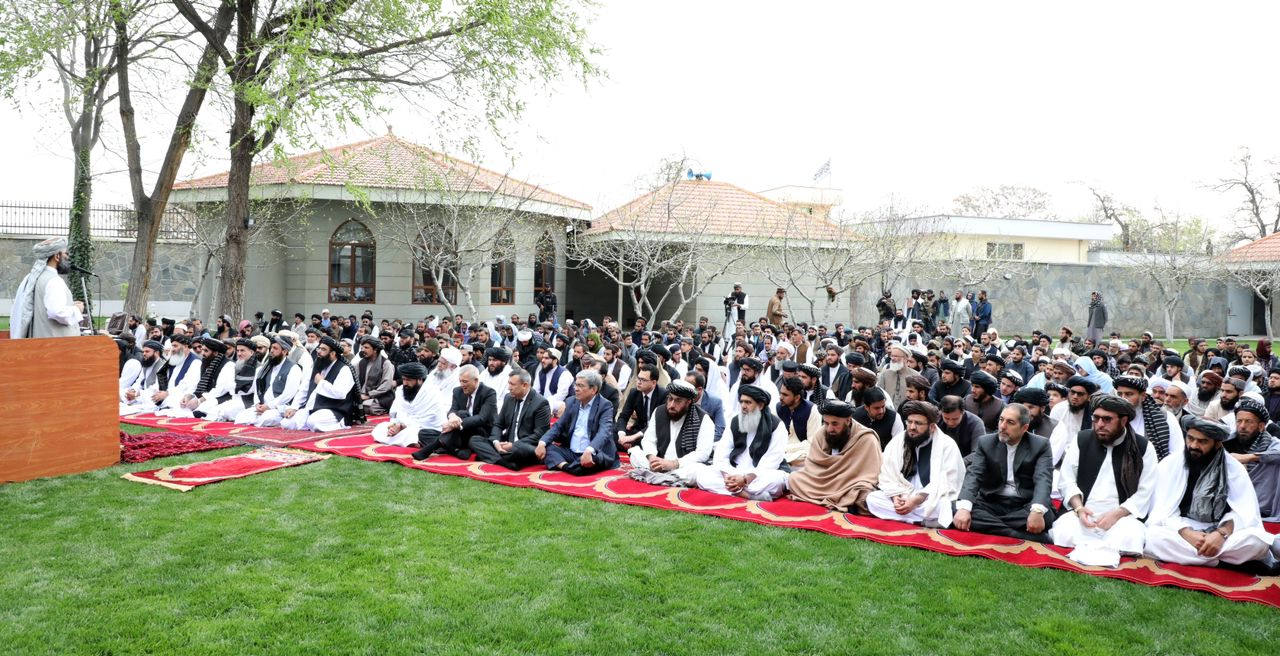 په سپېدار ماڼۍ کې مولوي کبیر د یو شمېر نورو طالب چارواکو سره د لمانځه پر مهال