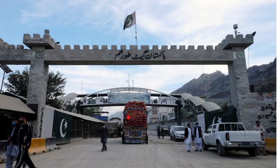 پاکستان: ترخیص لاری‌ها در تورخم از ۵۰۰ عراده در روز به ۱۰ کامیون کاهش یافته است