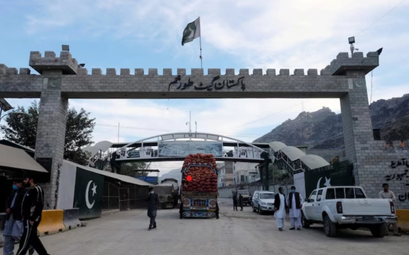 پاکستان: ترخیص لاریها در تورخم از ۵۰۰ عراده در روز به ۱۰ کامیون کاهش یافته است