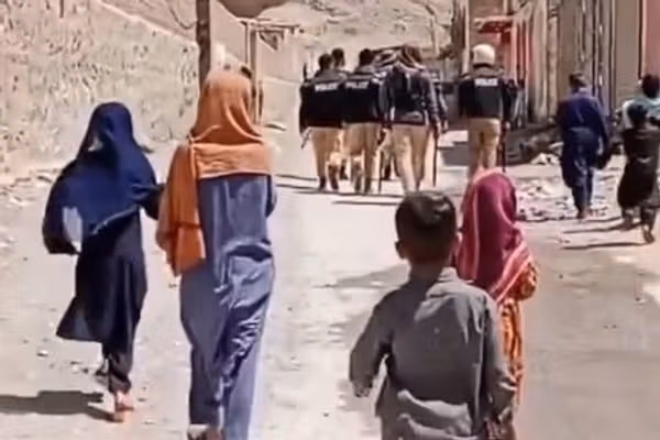 پولیس پاکستان در بلوچستان مالکانی را که به افغانها مسکن میدهند بازداشت میکند
