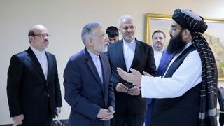 مولوي کبیر د ایران استازي ته: ګاونډیان دې افغان کډوالو ته په خپله خوښه د ستنېدو وخت ورکړي