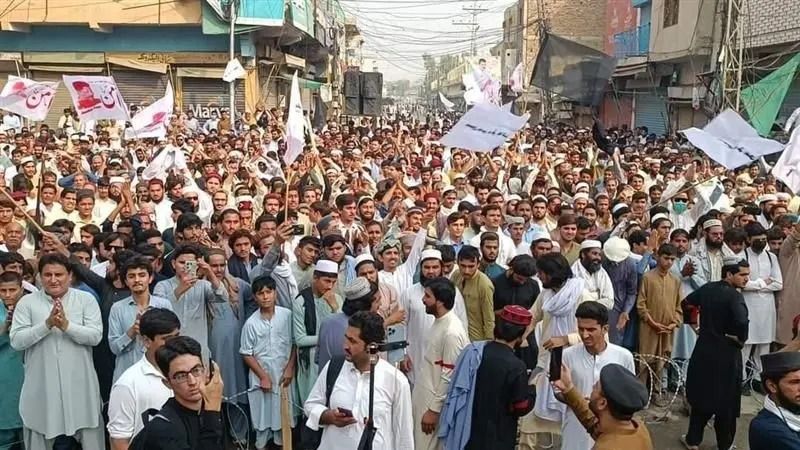 معترضان در خیبرپختونخوای پاکستان با پرچم‌های سفید شعار صلح سر دادند