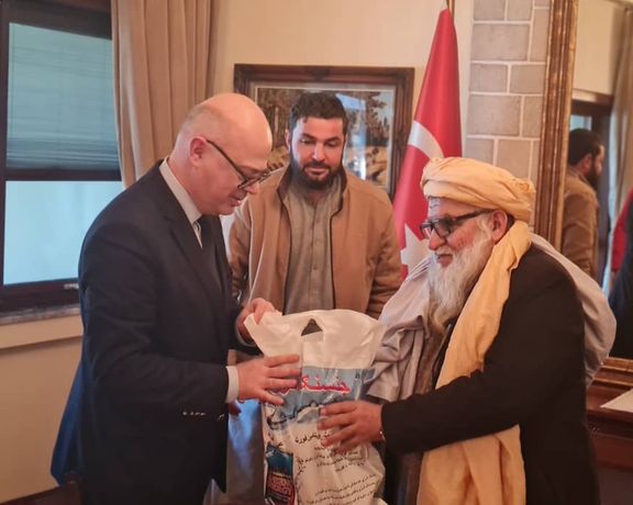 رئیس هلال احمر طالبان ۵۰ هزار دالر در یک کیسه پلاستیکی به زلزلهزدگان ترکیه کمک کرد