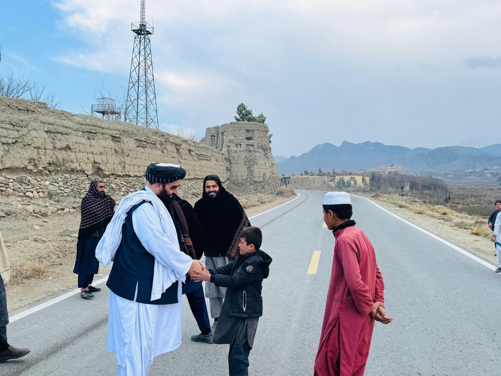 د امنیت ښودنې کمپاین؛ امیرخان متقي د ننګرهار په هسکه مینه پر عام سړک را څرګند شوی