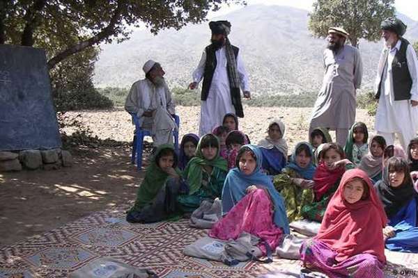 څېړنیز مرکز: نجونو پر زدهکړو بندیز او اقتصادي ستونزو د افغانستان پر ښوونیز نظام اغېز کړی