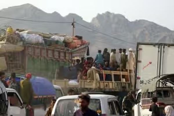 باكستان تكثف اعتقال وترحيل المهاجرين الأفغان