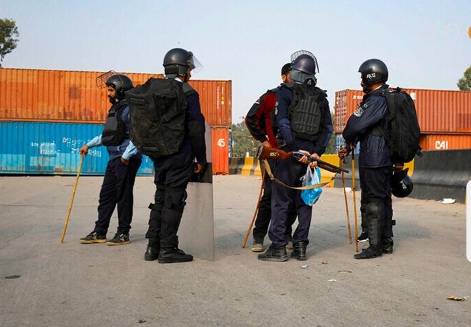 پولیس پاکستان پنج عضو رهبری حزب عمران خان را بازداشت کرد