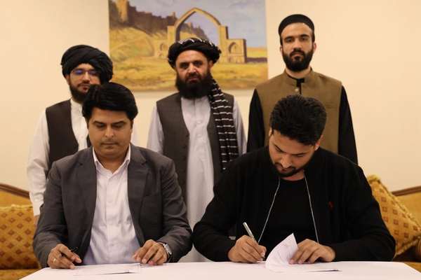 طالبان وايي چې افغان او هندي شرکتونو د درملو ۱۰۰ میلیون ډالري تړون لاسلیک کړی