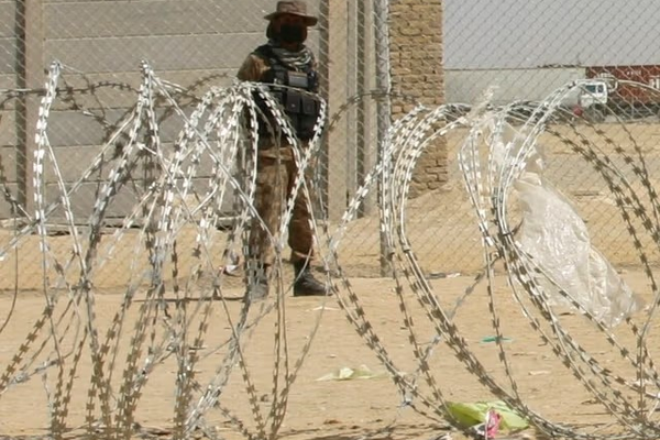 صحيفة باكستانية: تراجع الهجمات الإرهابية في باكستان بعد إغلاق الحدود مع أفغانستان