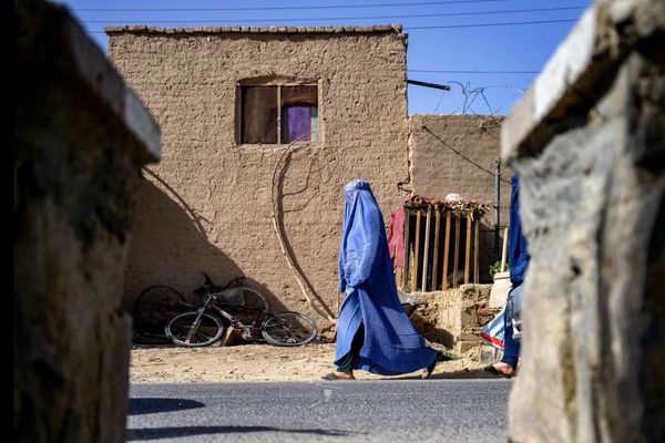 افغان مېرمنې وايي، د طالبانو د بندیزونو او محدودیتونو په لړ کې نړۍ هم هېرې کړې دي