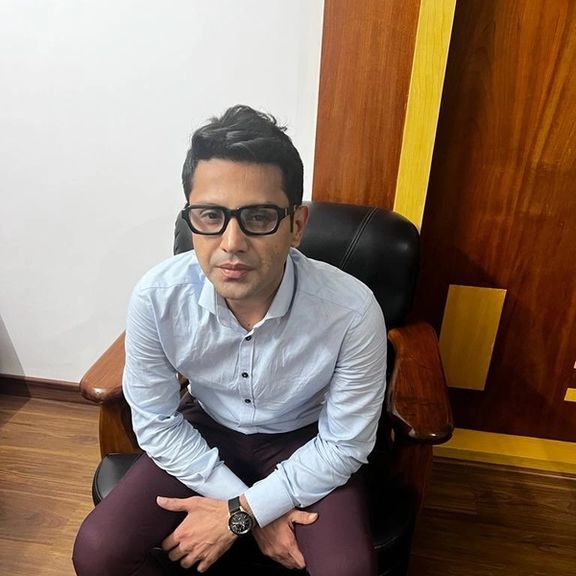 بازداشت کارمند بانک امریکایی که بر روی زن هندی در هواپیما "ادرار کرد"