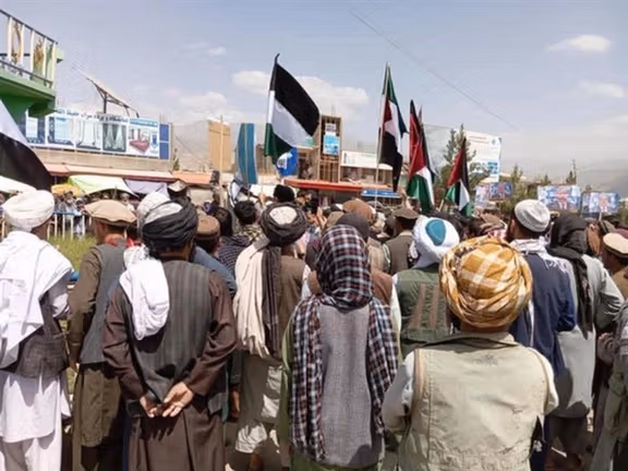 معترضان در اندراب در جریان تظاهرات طالبان، پرچم جبهه مقاومت ملی را برافراشتند