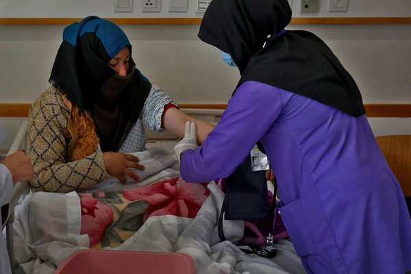 هشدار سازمان ملل: قطع کمکهای امریکا میلیونها افغان را از خدمات صحی محروم میکند
