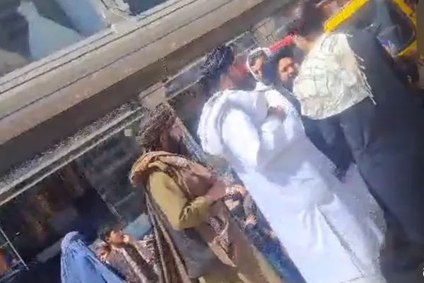 د لښکرګاه ځینې اوسېدونکي: د طالبانو د امر بالمعروف محتسبان له مېرمنو سره ناسم چلند کوي