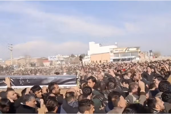 په تهران کې د وژل شوي طالب ضد جنرال د جنازې مراسم د ګڼو افغانانو په ګډون ترسره شوه