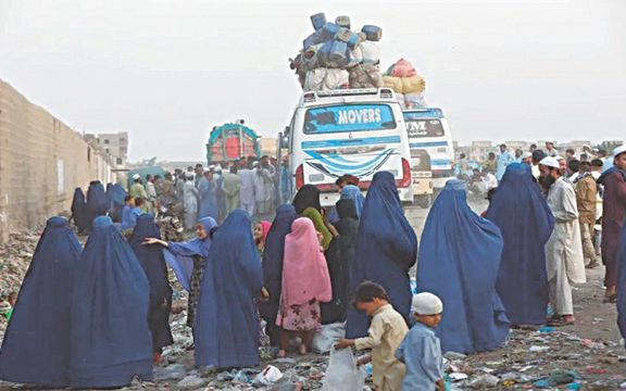 طرفداران حزب عوامی ملی پاکستان علیه اخراج اجباری افغانها تظاهرات کردند