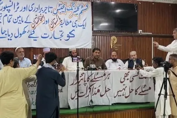 د پښتونخوا سوداګر: که سوداګریزې لارې خلاصې نهشي د پېښور–تورخم لویه لاره به وتړو