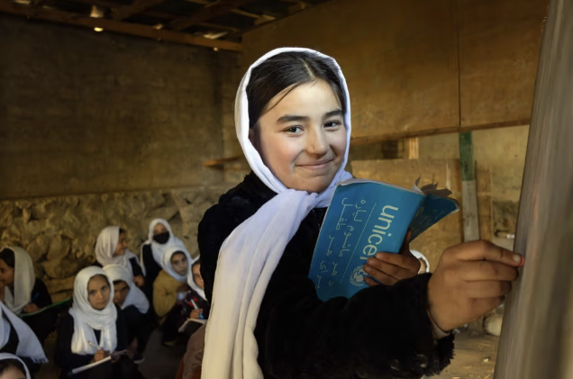 طالبان تمسح 51 درسًا عن حقوق الإنسان والمرأة من برامج التعليم الرسمية