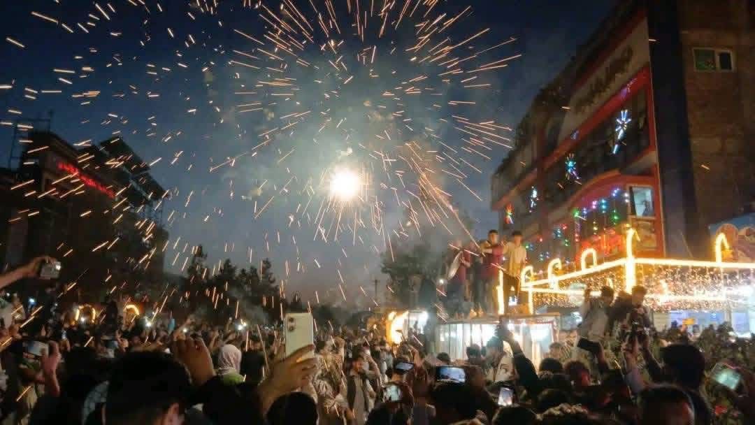  شهروندان از صبح تا شام در خیابان‌ها فریاد شادمانی سر دادند و آتش‌بازی کردند