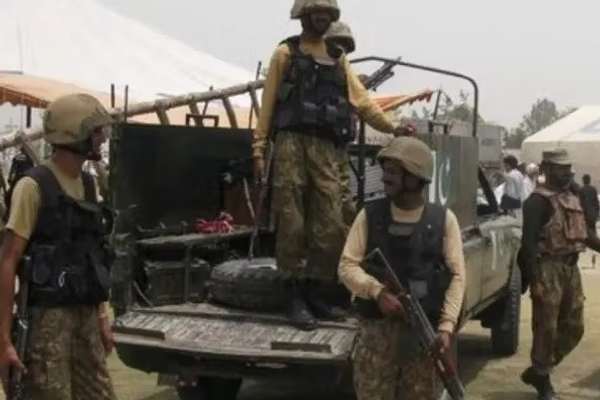 ارتش پاکستان از کشته شدن دو سرباز و ۱۱ شبهنظامی در خیبرپختونخوا خبر داد