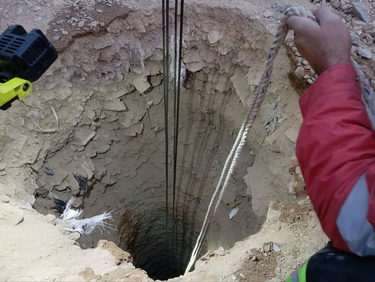 په تهران کې د یوه افغان په ګډون دوه کارګر له ژورې څاه ژغورل شوي