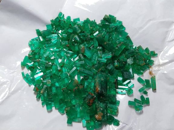 طالبانو د پنجشېر ولایت څه باندې پنځه زره قیراطه زمرد په ۲۴۵ زره امریکايي ډالرو پلورلي دي