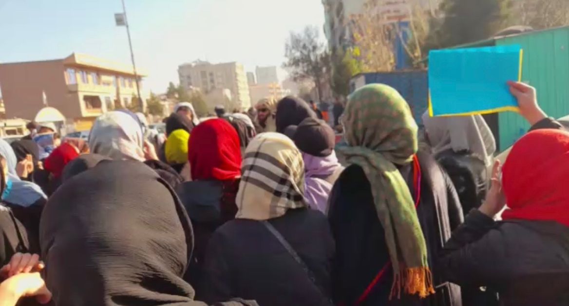 ممنوعیت تحصیلات عالی دختران؛ ریچارد بنت خواهان رهایی فوری زنان معترض و آموزش برای همه شد