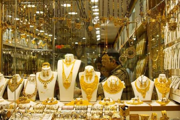 طالبان دو پاکستانی را به اتهام سرقت بازداشت کرد