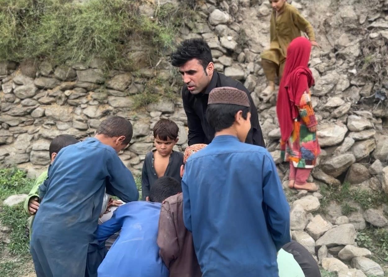 د کونړ زلزله ځپلو ته ورغلی احمد ولي هوتک: خلک باید د زیانمنو کورنیو سره بېړنۍ مرستې وکړي