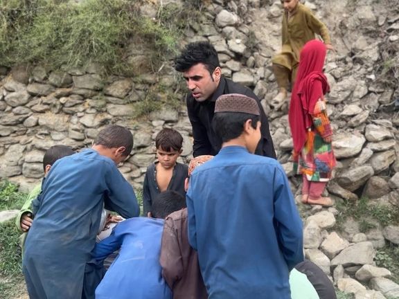 د کونړ زلزله ځپلو ته ورغلی احمد ولي هوتک: خلک باید د زیانمنو کورنیو سره بېړنۍ مرستې وکړي