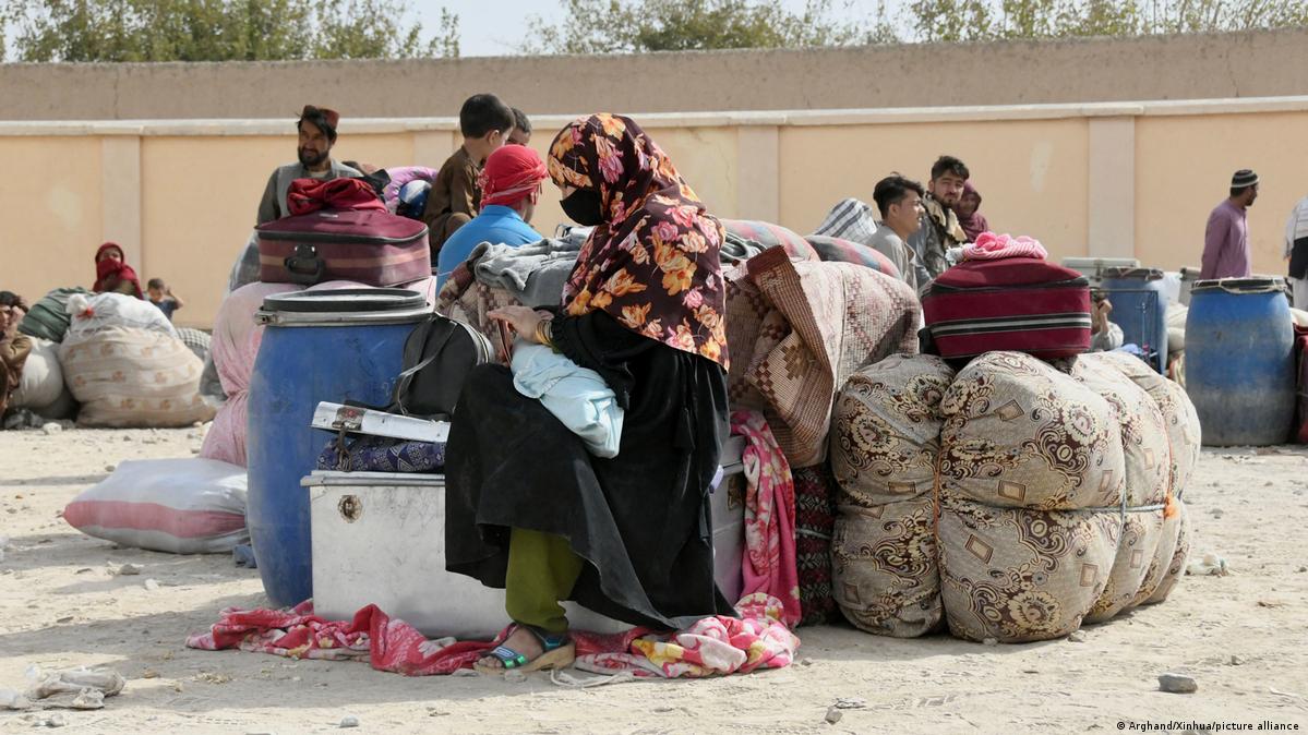 د طالبانو کډوالو وزارت: له پاکستان څخه باندې دوه سوه افغان کډوال راستانه کړل شوي