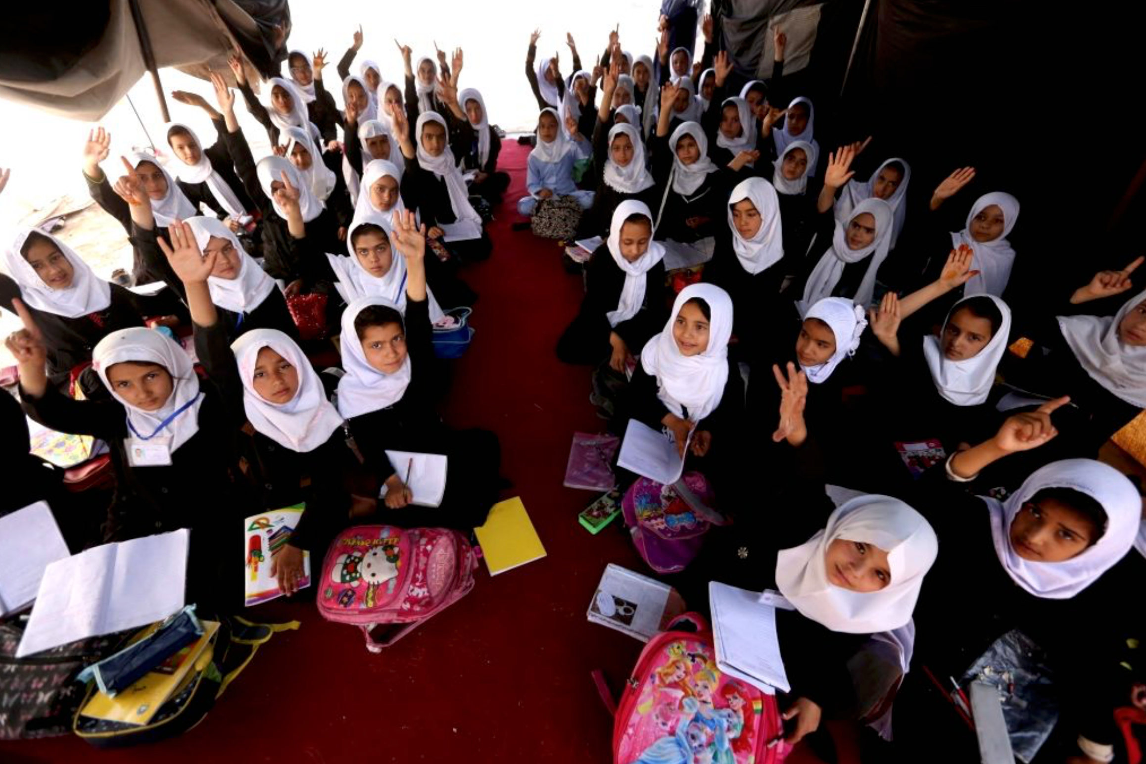 هرات کې نوی حکم: ښځینه ښوونکې او د څلورم تر شپږم ټولګي نجونې باید مخ‌پټ او دستکشې واغوندي