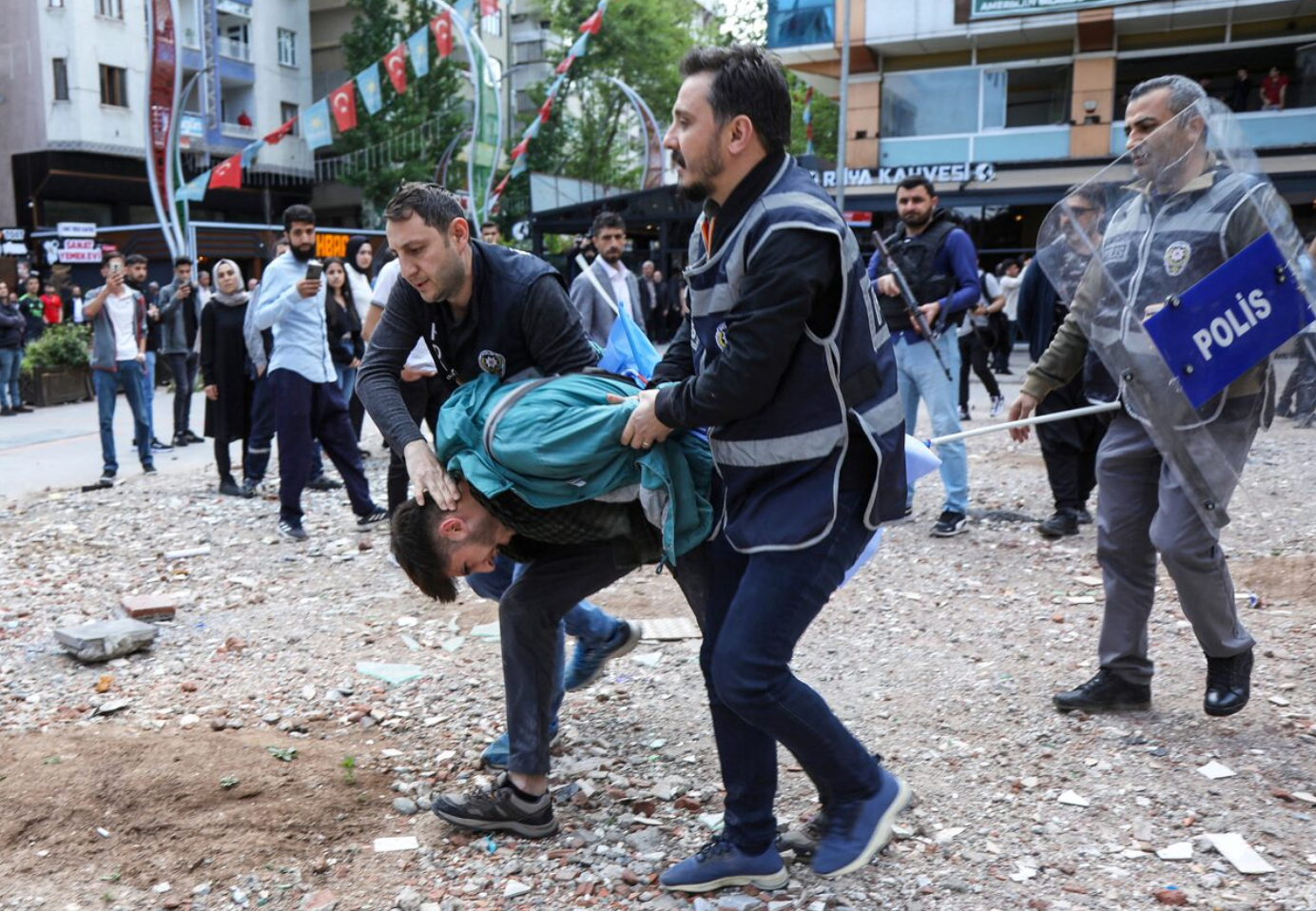 په ترکیه کې یو کرد پلوه برحاله ښاروال د ښاروالۍ تر ټاکنو دوه میاشتې وروسته ونیول شو