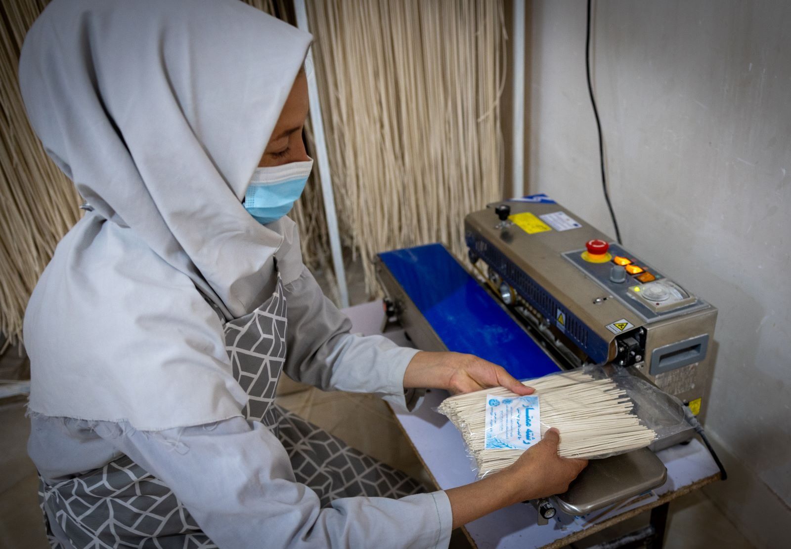 زن کارآفرین در هرات با تأسیس کارخانه آش، به شماری از زنان فرصت شغلی فراهم کرد