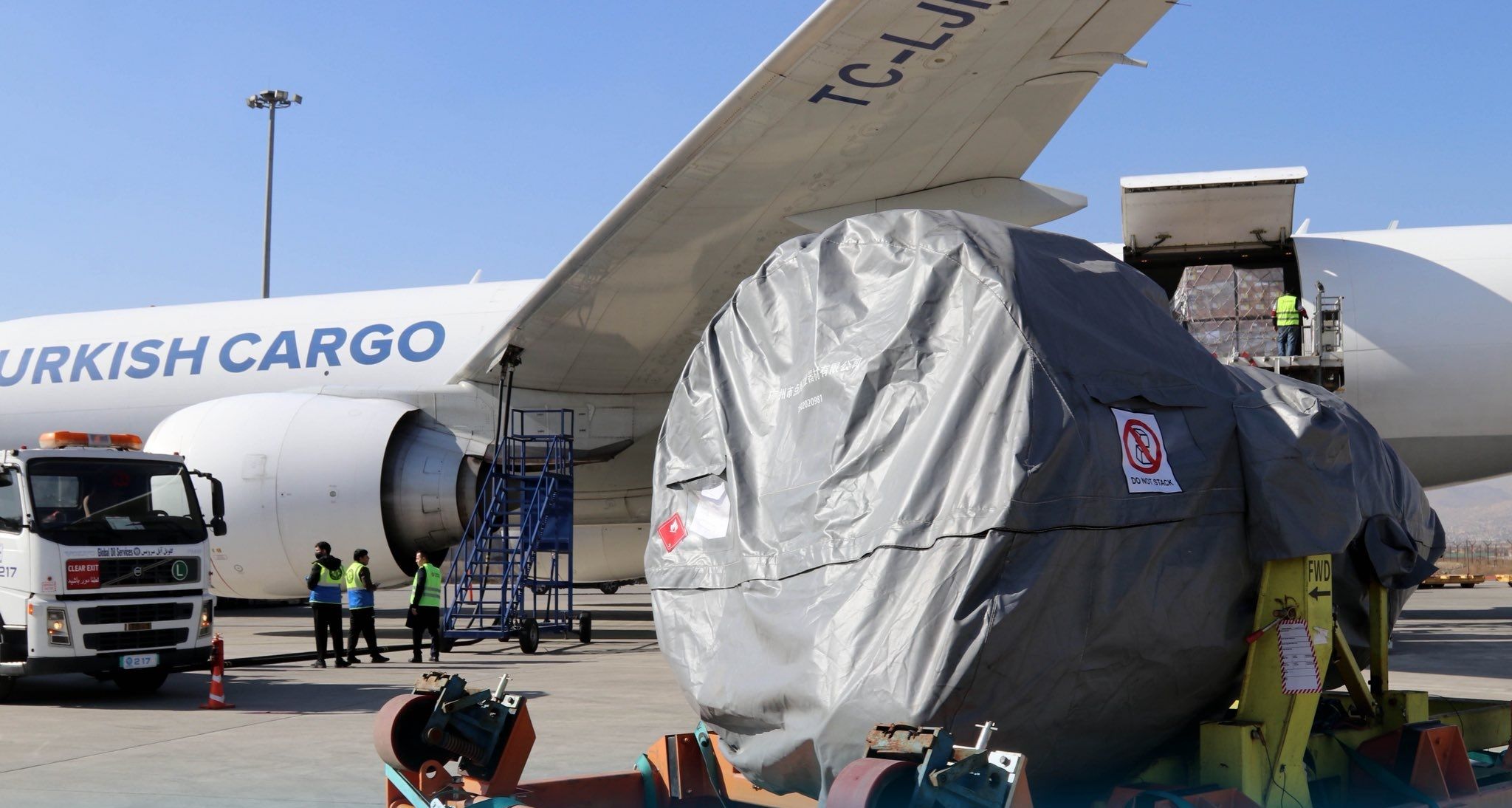 د اریانا افغان هوایي شرکت د الوتکو لپاره کابل ته دوه انجنونه ولېږدول شول