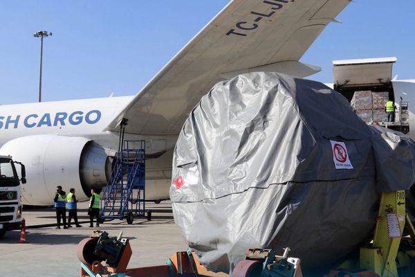 د اریانا افغان هوایي شرکت د الوتکو لپاره کابل ته دوه انجنونه ولېږدول شول