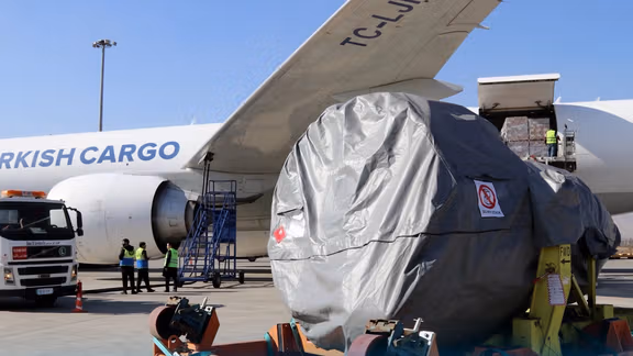 د اریانا افغان هوایي شرکت د الوتکو لپاره کابل ته دوه انجنونه ولېږدول شول