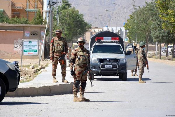 بلوچستان کې د ډزو او چاودنې په پېښه کې درې تنه وژل شوي او ۱۱ نور ټپیان دي