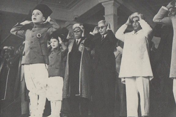 شهزاده کریم آقاخان در حال امامت نماز عید فطر در نایروبی در سال ۱۹۴۴.