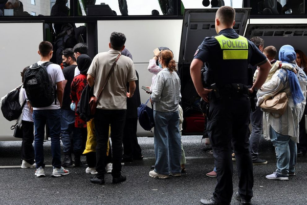 ألمانيا تنقل 160 لاجئاً أفغانياً من باكستان إلى برلين