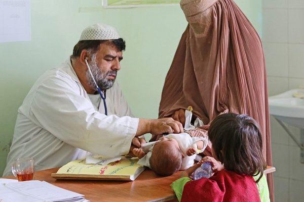 سره صلیب کمېټه: ۲۰۲۶ کال کې له ۱۴ میلیونو زیات افغانان بشري او روغتیايي مرستو ته اړتیا لري