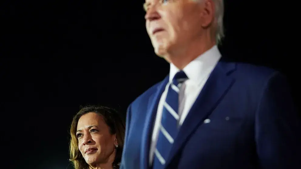 هریس زنی سیاه‌پوست و آسیایی-امریکایی است و با این زمینه‌ها باید معاون خود را از میان مردان سفید انتخاب کند