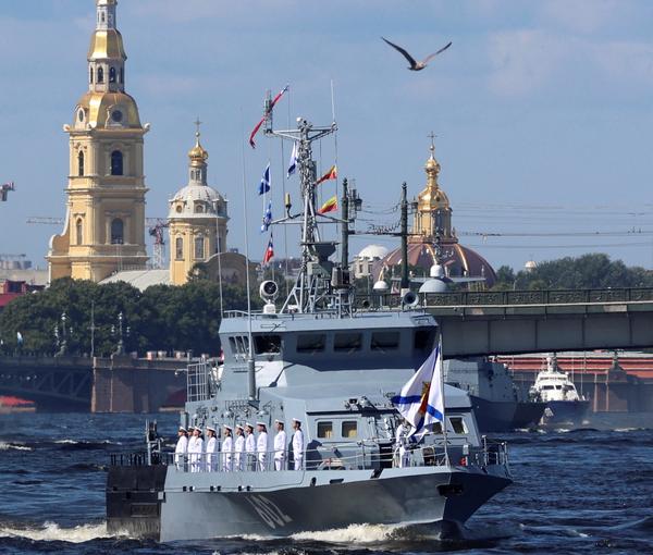 رژه نیروی دریایی روسیه در سن‌پترزبورگ؛ پوتین از دریافت ۳۰ کشتی جدید خبر داد