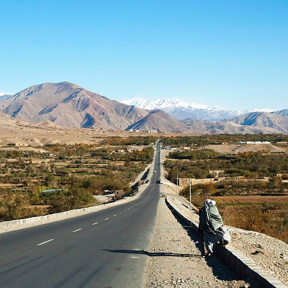 طالبان در پروان یک زن و یک مرد را جلوی چشم مردم شلاق زد