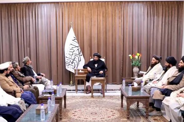  کابل ته د سفر په مهال په ارګ کې د مولانا حامدالحق او مولوي کبیر لیدنه